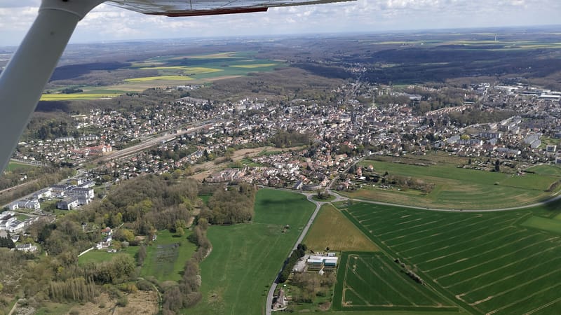 Dourdan — Vue aérienne de la ville de Dourdan Essonnes ligne Paris Orléans la Gare