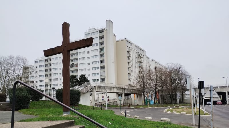 Évry-Courcouronnes — Parc aux Lièvres église Évry