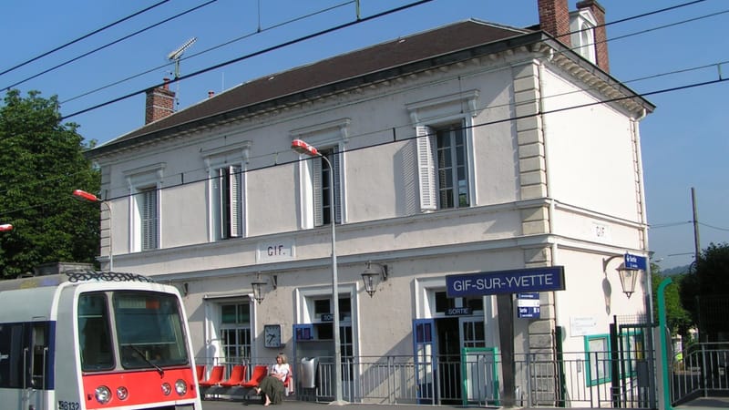 Gif-sur-Yvette — Gare RER B de Gif-sur-Yvette côté voies