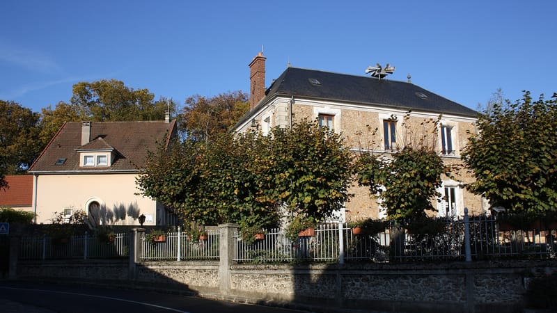 Marcoussis — Janvry town hall and school