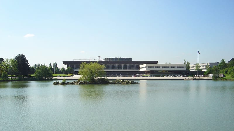Palaiseau — Ecole Polytechnique France seen from lake DSC03389