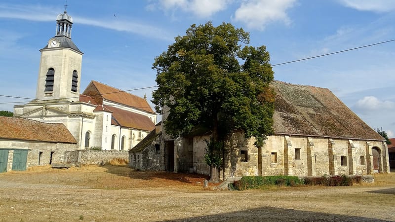 Tremblay-en-France — Tremblay-en-France (93), ancienne ferme seigneuriale, grange aux dîmes, vue générale depuis le sud-ouest avec l'église