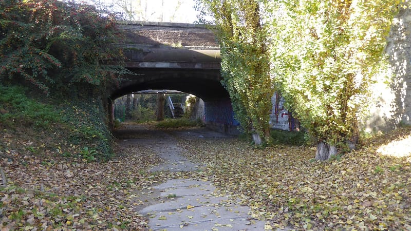 Arcueil — Ancien tracé de la Bièvre recouverte à Arcueil sous le pont de la D 61 (avenue Paul Doumer)