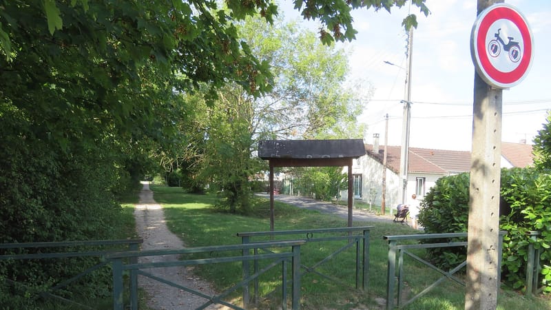 Limeil-Brévannes — Ancienne ligne de Paris-Bastille au croisement avec la rue du tertre