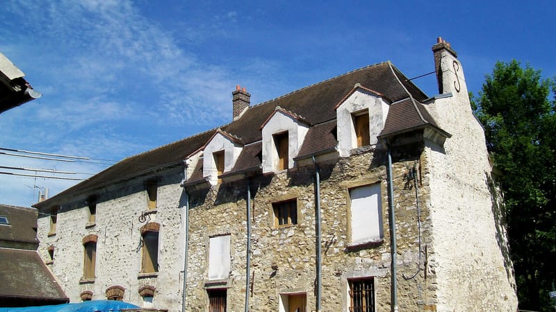 Fosses — Fosses (95), ancienne ferme à côté de l'église Saint-Etienne, au village