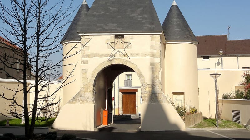 Herblay-sur-Seine — Herblay (95), porche de l'ancien château principal, 50 rue de Paris 2