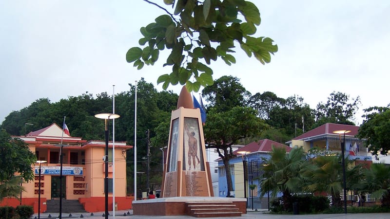 Baie-Mahault — Place principale aux Abymes