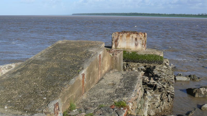 Kourou — Kourou fleuve ponton ruines